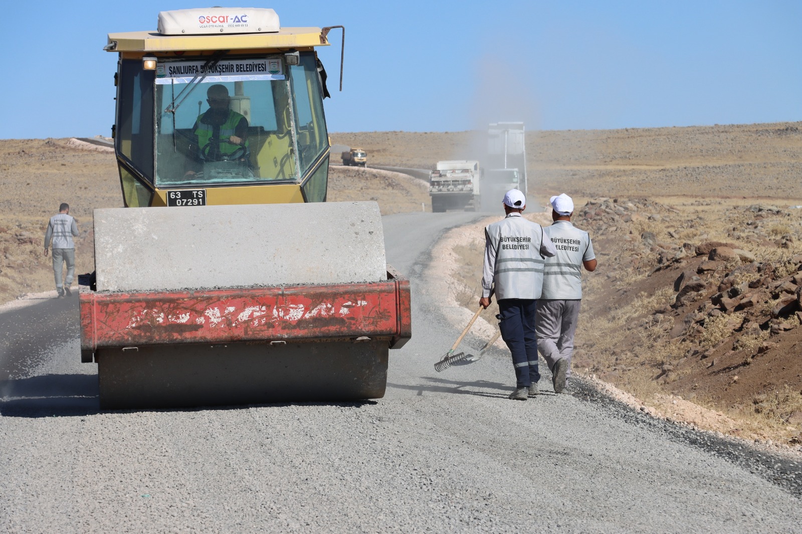  BÜYÜKŞEHİR, SİVEREK KIRSALINDAKİ YOLLARI BAŞTAN AŞAĞI YENİLİYOR 