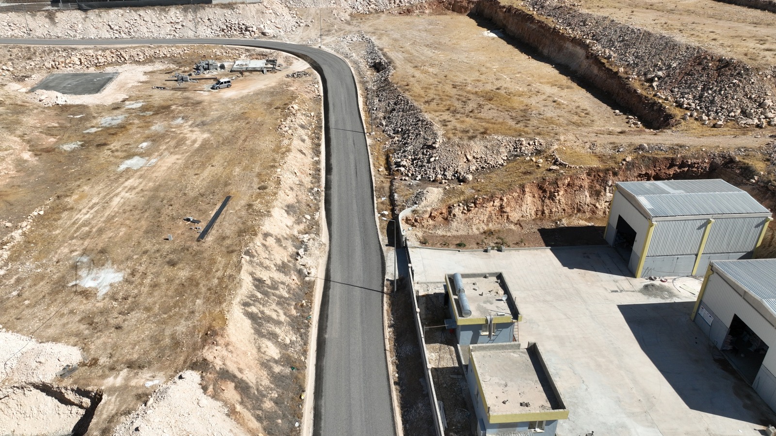 BÜYÜKŞEHİR’DEN TÜRKİYE’NİN EN BÜYÜK BESİ OSB’SİNE 20 KM’LİK ASFALT KONFORU