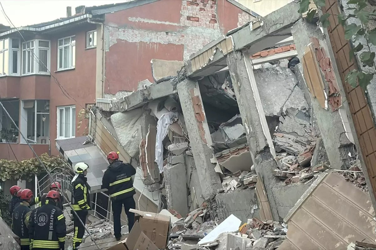 GEBZE’DE 6 KATLI BİNA BİR ANDA ÇÖKTÜ! ENKAZ ALTINDA 5 KİŞİ OLDUĞU TAHMİN EDİLİYOR