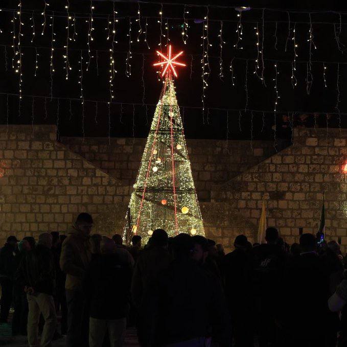 İdlib’de 14 Yıl Sonra Bir İlk: Noel Ağacı Dualarla Aydınlatıldı