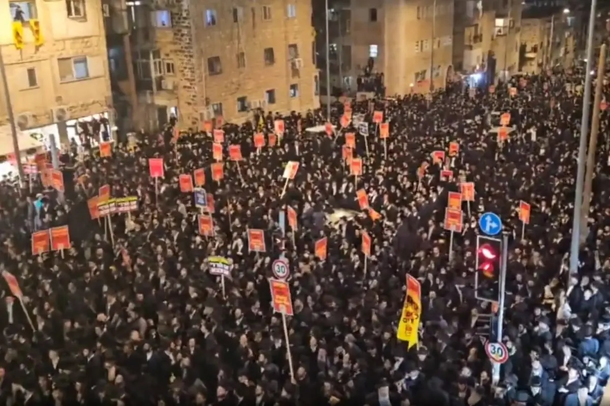 İSRAİL’DE ORDU GERİLİMİ SOKAĞA TAŞTI: BİNLERCE HAREDİ ZORUNLU ASKERLİĞE KARŞI AYAKTA