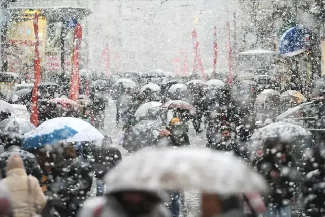 İSTANBUL İÇİN KAR ALARMI: KUVVETLİ YAĞIŞ YOLDA, OKULLAR TATİL OLABİLİR
