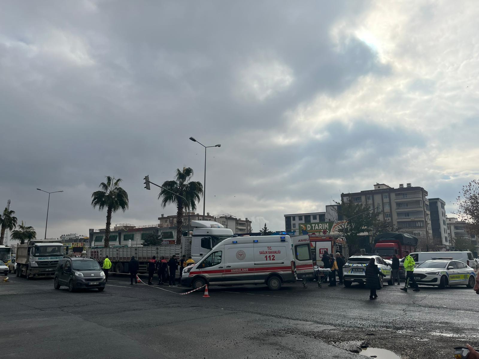 ŞANLIURFA’DA TIR–MOTOSİKLET FACİASI: SIRRIN  PETROL KAVŞAĞI’NDA CAN KAYBI