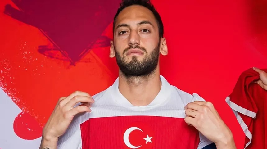 HAKAN ÇALHANOĞLU’NDA “ASLAN” SİNYALİ: GALATASARAY TRANSFERDE YENİDEN MASADA