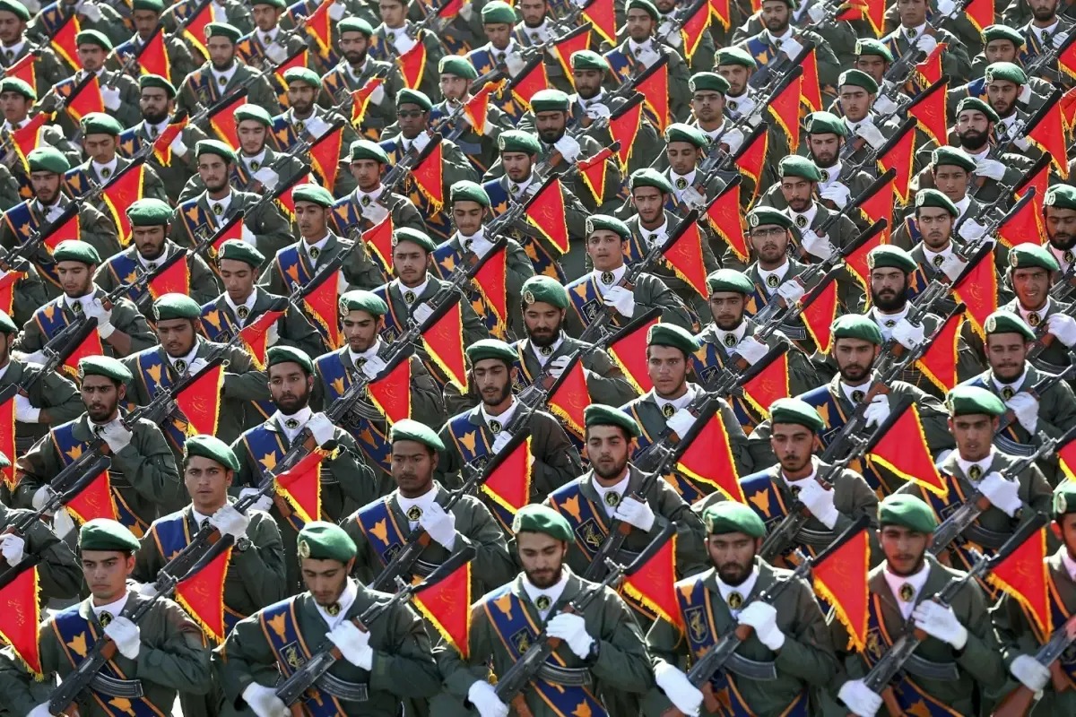 İRAN’DA GERİLİM TIRMANIYOR: DEVRİM MUHAFIZLARI EN ÜST TEYAKKUZA GEÇTİ