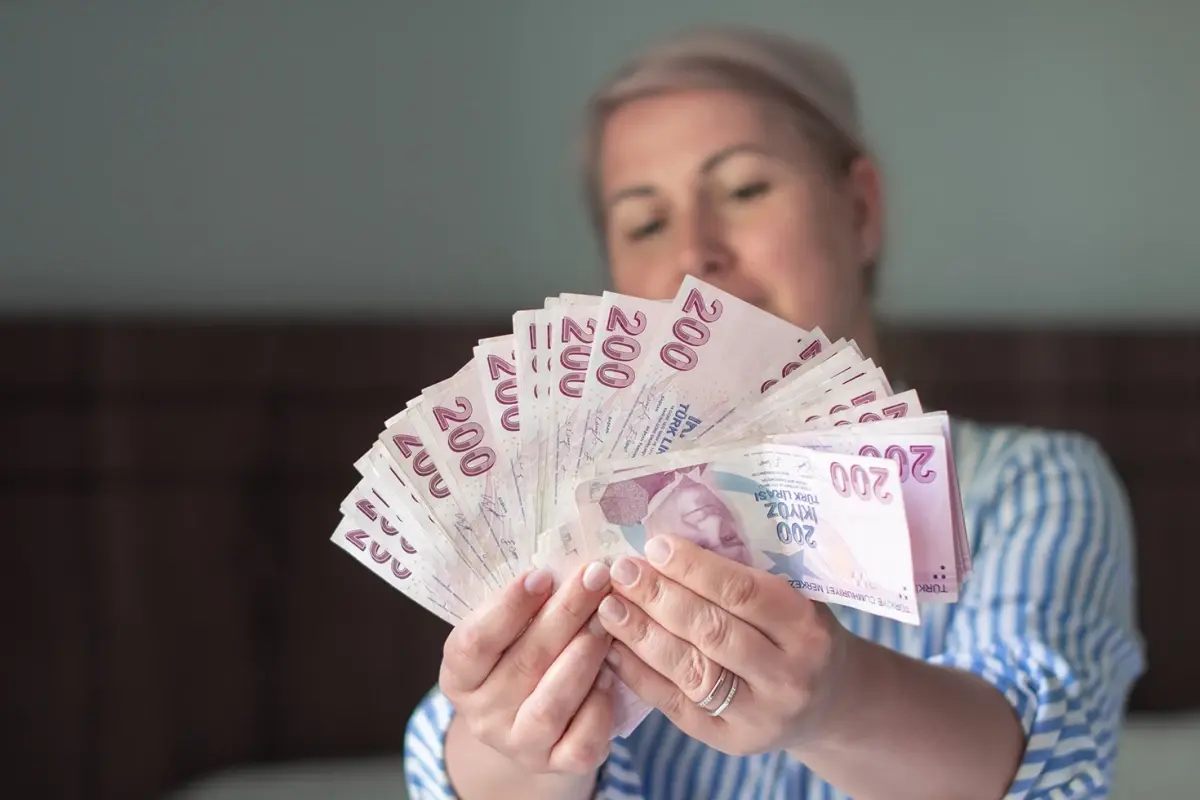 EMEKLİ MAAŞI FARKLARI İÇİN TARİH NETLEŞTİ: 3 BİN 119 TL NE ZAMAN YATACAK?