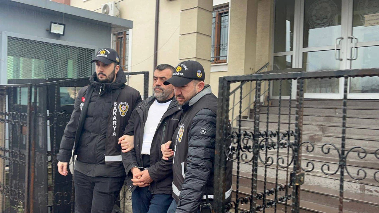 EMEKLİ POLİS MEMURU CİNAYET ŞÜPHESİYLE ADLİYEDE: “BU UTANÇLA YAŞAYAMAZDIM” SÖZLERİ DİKKAT ÇEKTİ