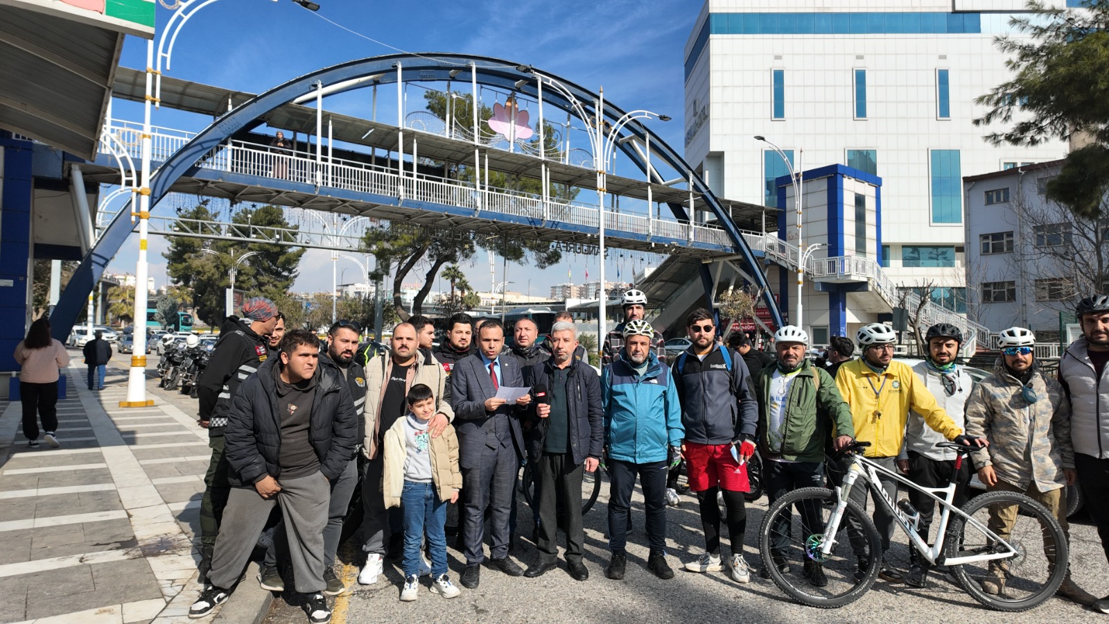 EPİLEPSİ İÇİN TEKER ÇEVİR ETKİNLİĞİ ŞANLIURFA’DA GERÇEKLEŞTİRİLDİ GÖNÜLLÜLER PEDAL ÇEVİRDİ, TOPLUMDA FARKINDALIK MESAJI VERİLDİ