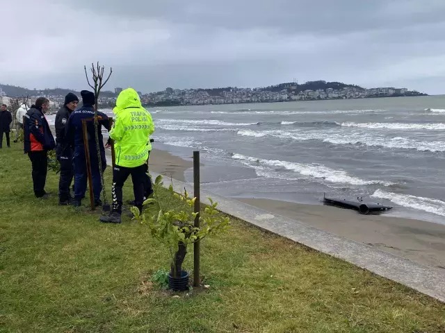 ORDU’DA SAHİLE VURAN İHA PARÇASI PANİK YARATTI: SAS EKİPLERİ İNCELEME BAŞLATTI