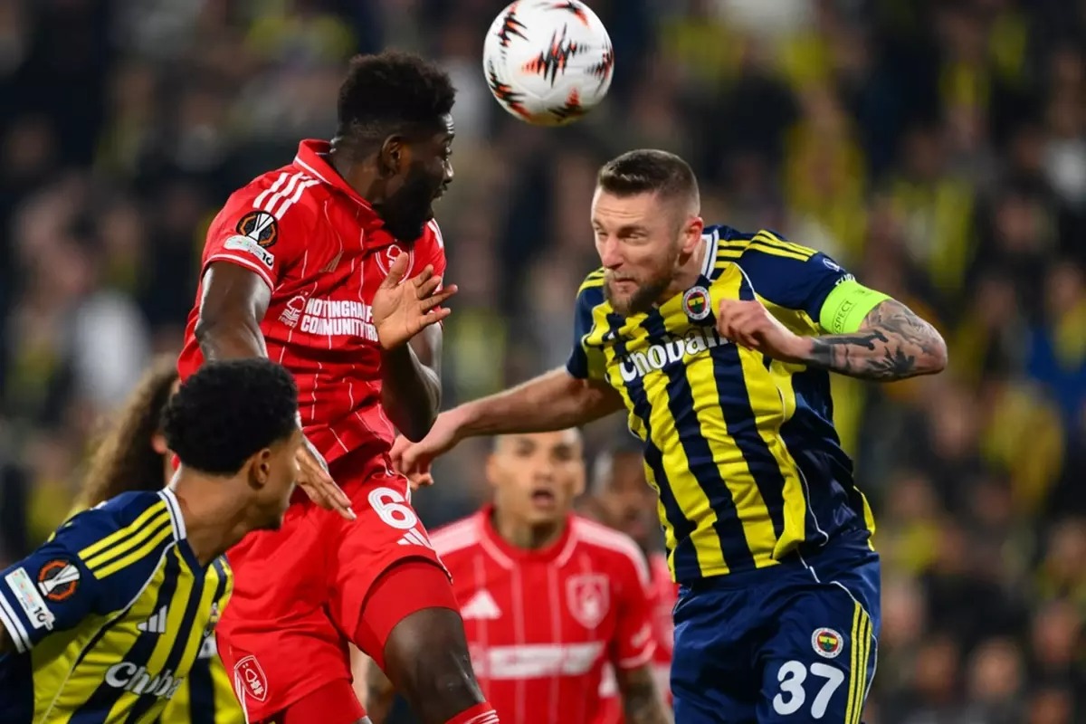 İNGİLİZ BASINI FENERBAHÇE MAĞLUBİYETİNİ BÖYLE GÖRDÜ! 3-0’LIK SONUÇ ADA’DA MANŞETLERİ SALLADI