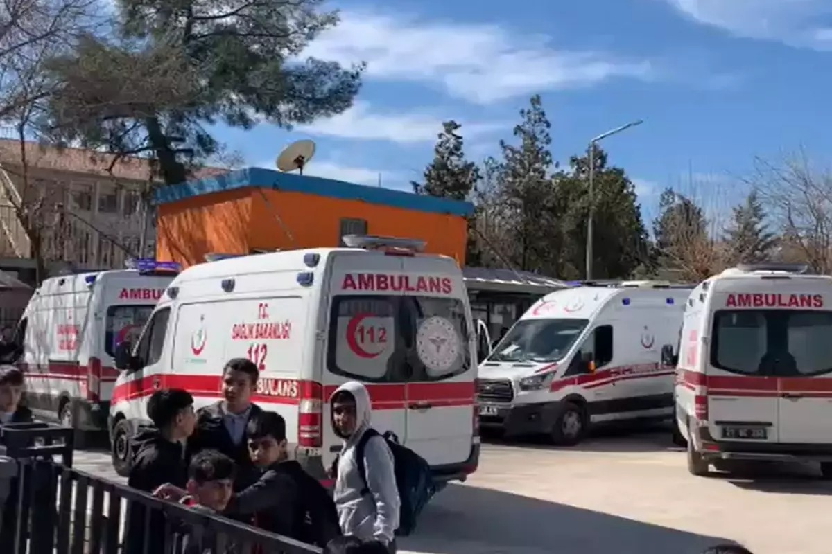 OKULDA CIVA ZEHİRLENMESİ PANİĞİ! DİYARBAKIR’DA ÖĞRENCİLER HASTANELİK OLDU