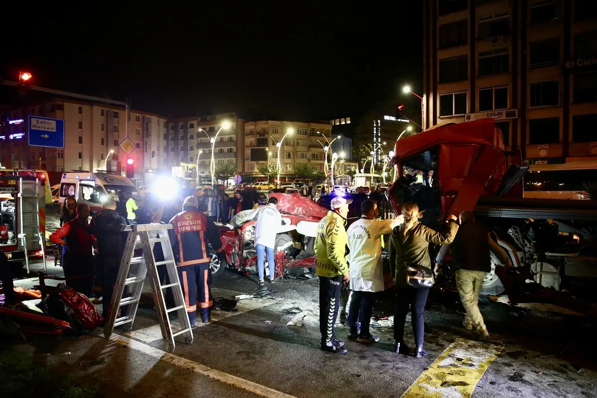 Giresun’da Feci Kaza: Tır ile İki Otomobil Çarpıştı, 5 Kişi Hayatını Kaybetti