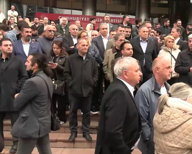CHP Genel Merkezi’nde Tahliye Gerilimi: Gece Yarısı Arbede Çıktı