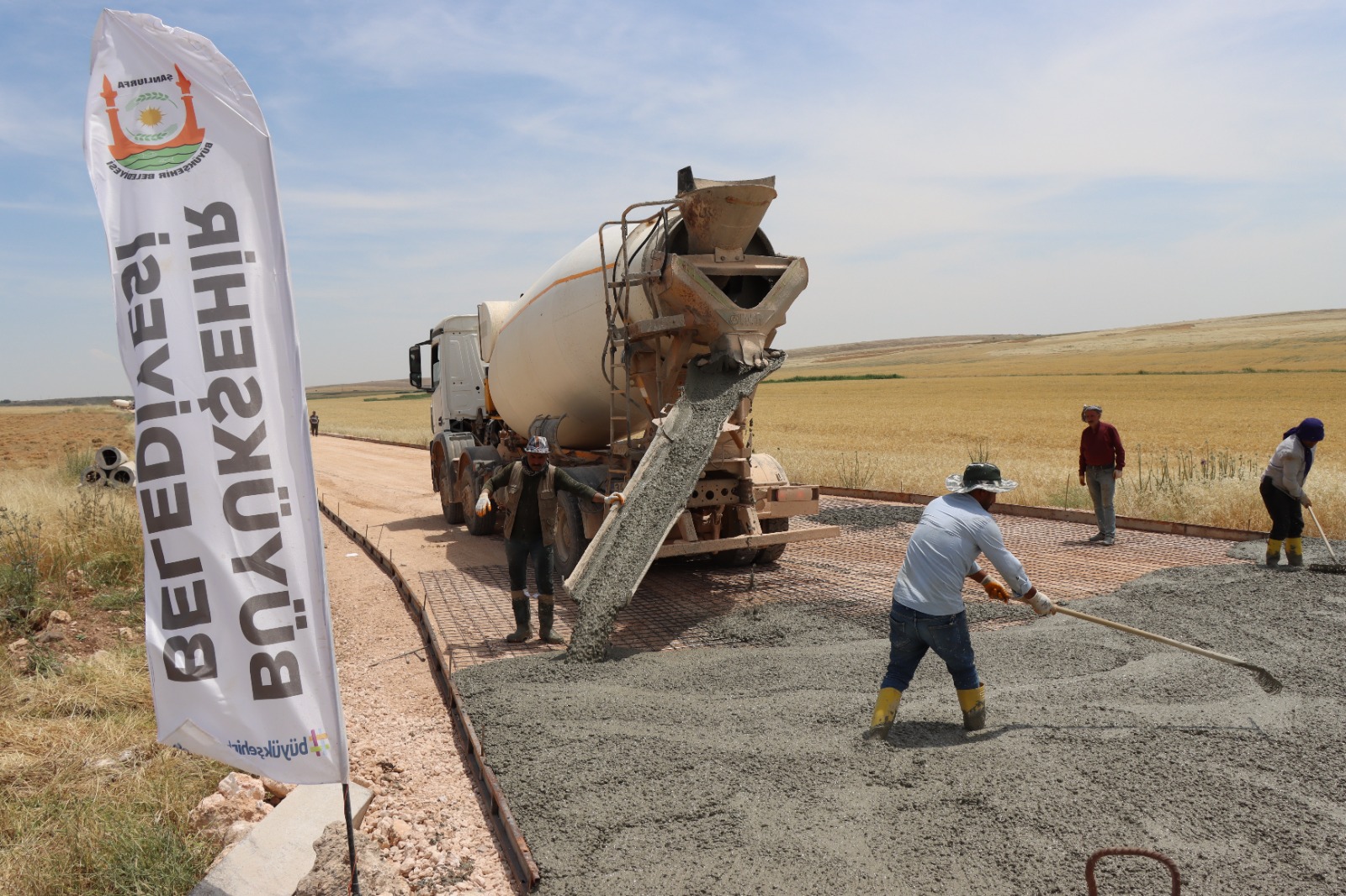 Şanlıurfa’da Dev Ulaşım Hamlesi: 3 İlçeyi Birbirine Bağlayan 18 Kilometrelik Beton Yol Çalışması Başladı