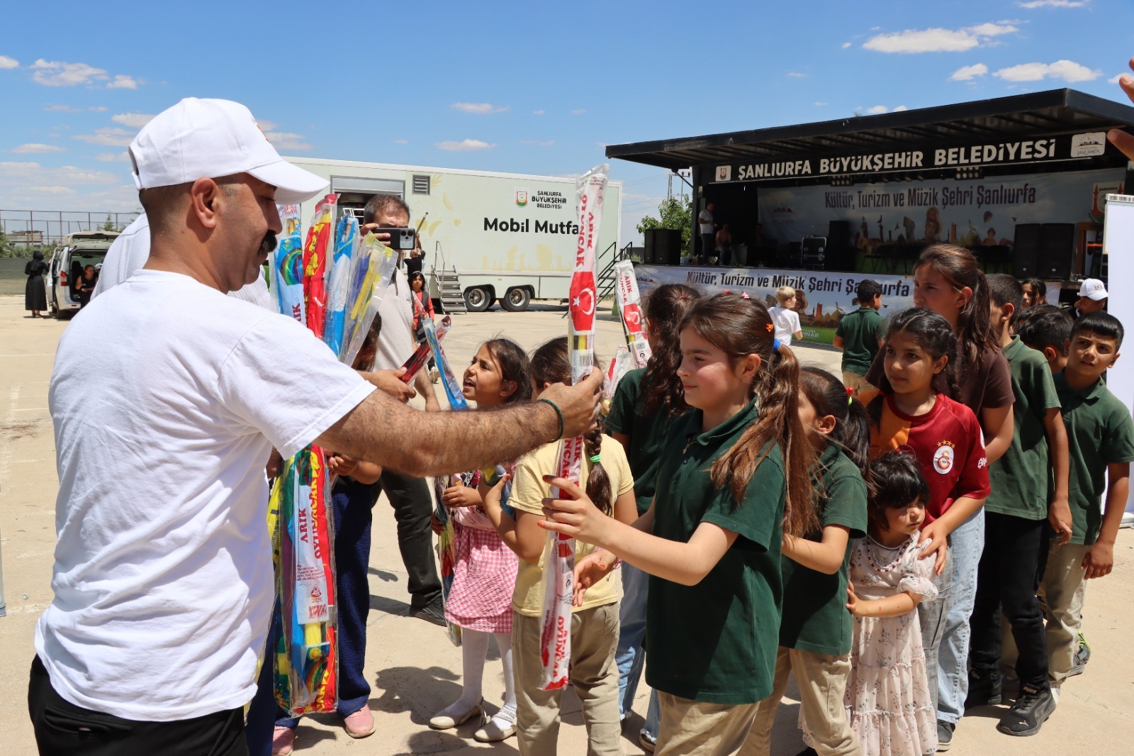 Büyükşehir’den Kırsaldaki Çocuklara Sanat ve Eğlence Dolu Şenlik