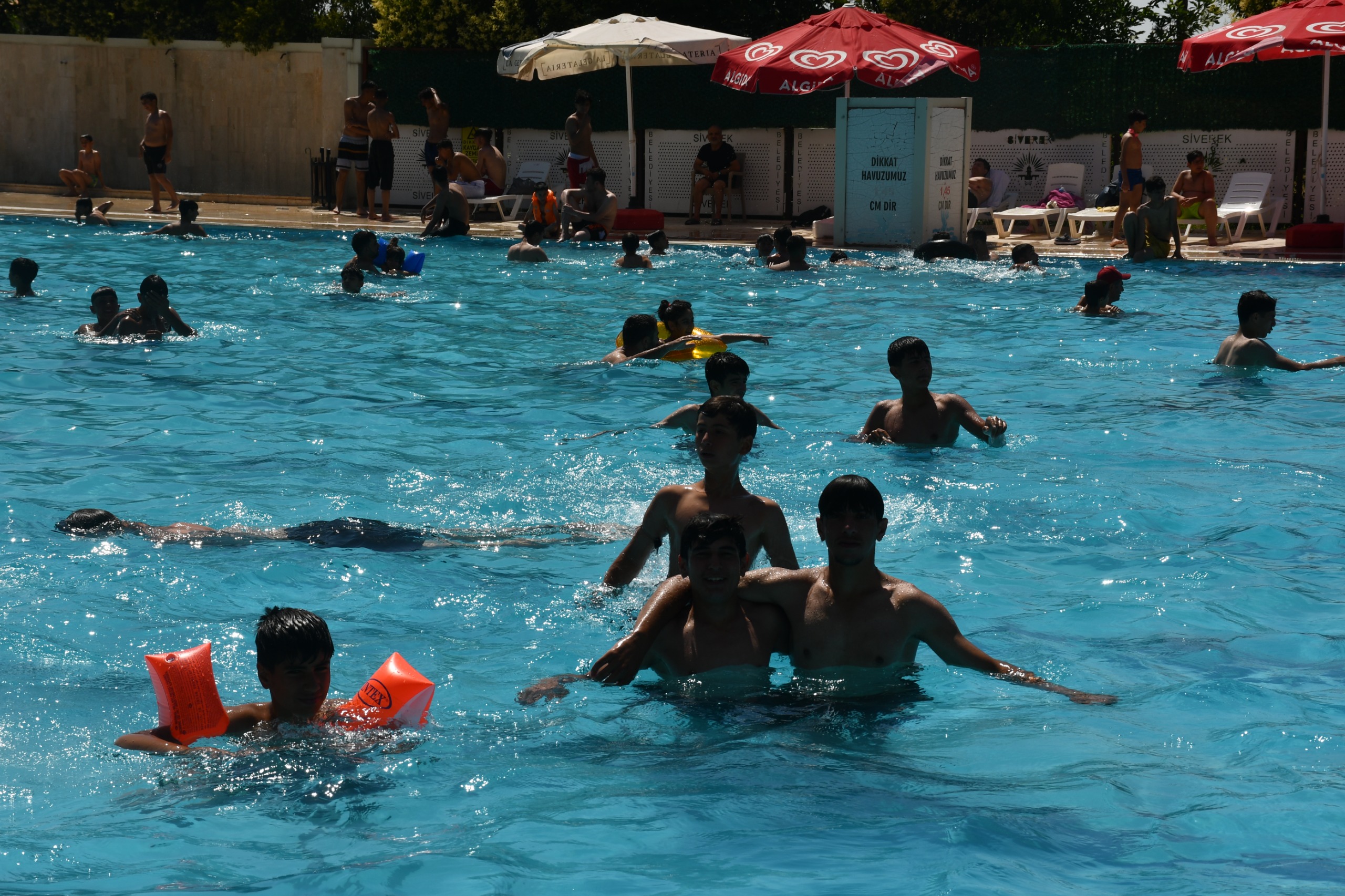 Siverek’te Yaz Boyu Serinlik: Olimpik Yüzme Havuzu Kapılarını Açtı!