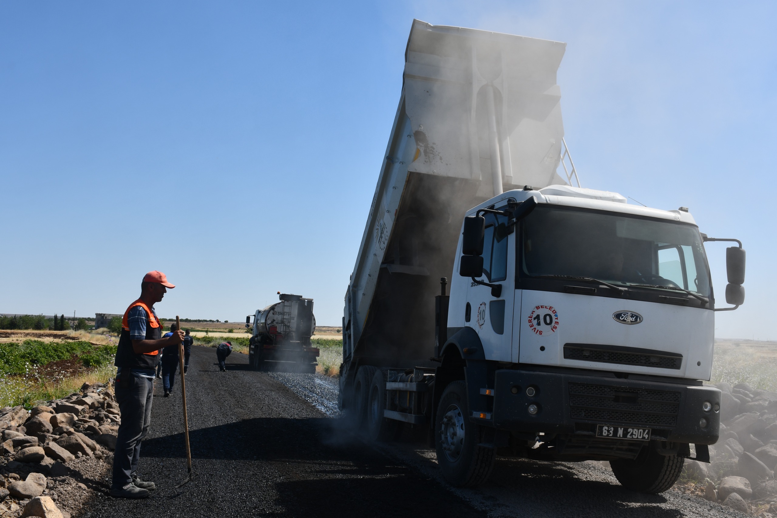 Siverek'te Üstyapı Seferberliği Sürüyor: Dicle Mahallesi'nde 2 Kilometrelik Asfalt Çalışması Başladı