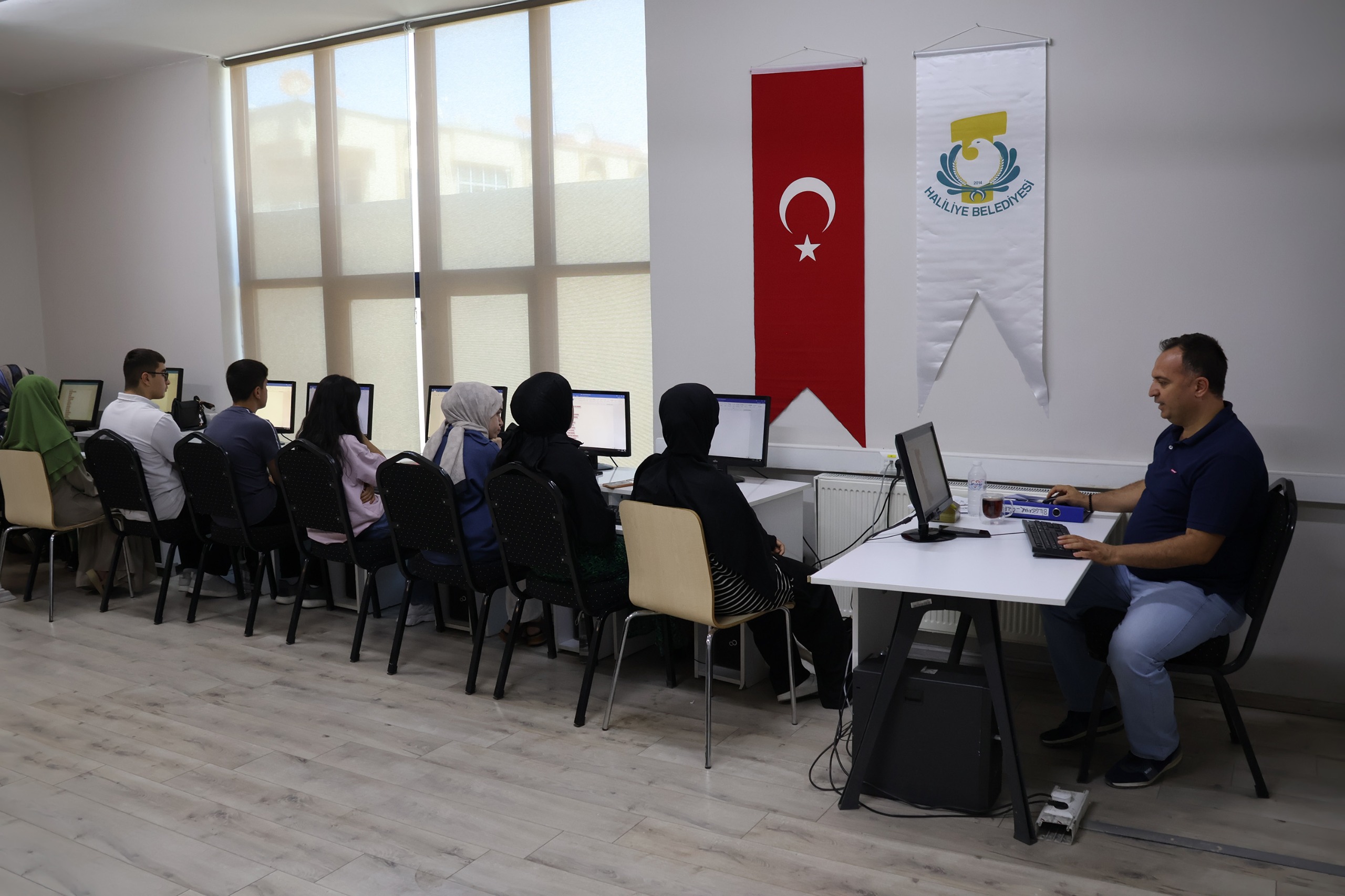 HALİLİYE'DE GENÇLERE BİLGİSAYAR DESTEĞİ! SERTİFİKA FIRSATI YOĞUN İLGİ GÖRÜYOR
