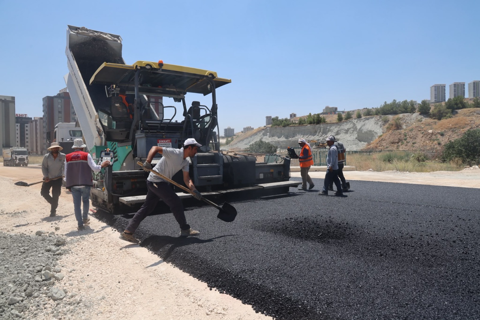 KARAKÖPRÜ'DE TRAFİĞİ RAHATLATACAK YENİ GÜZERGÂH HİZMETE HAZIRLANIYOR