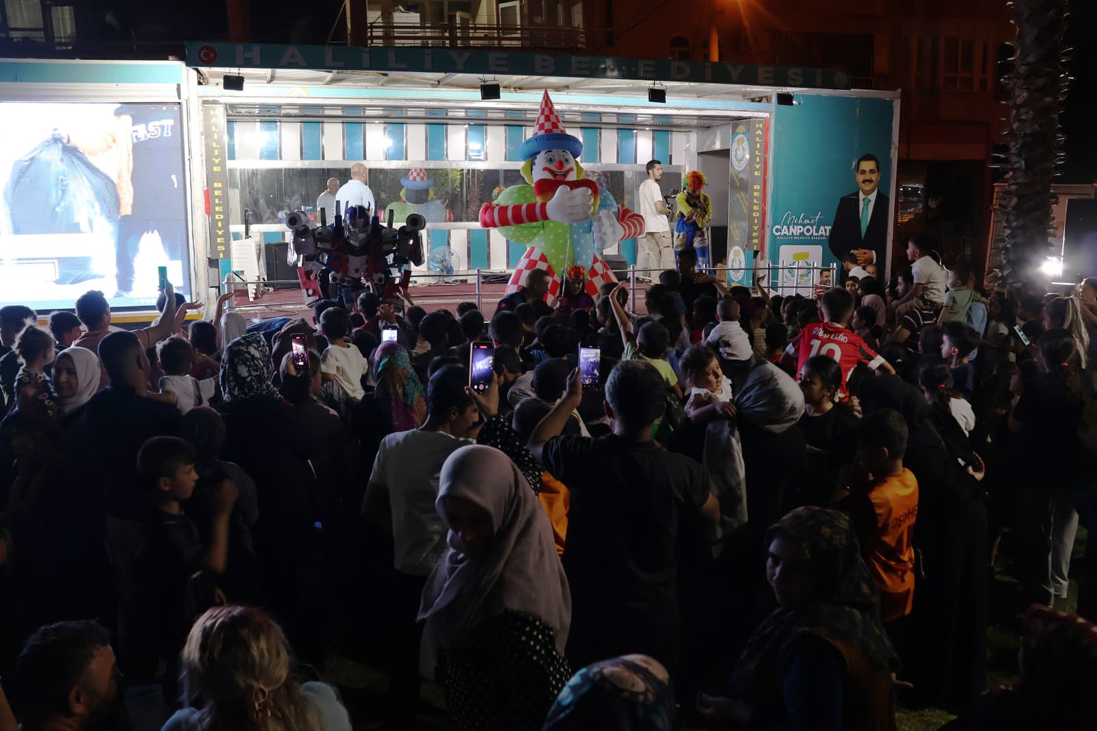HALİLİYE’DE YAZ AKŞAMLARI ŞENLİĞE DÖNÜŞTÜ! Konser ve Çocuk Etkinliklerine Yoğun İlgi