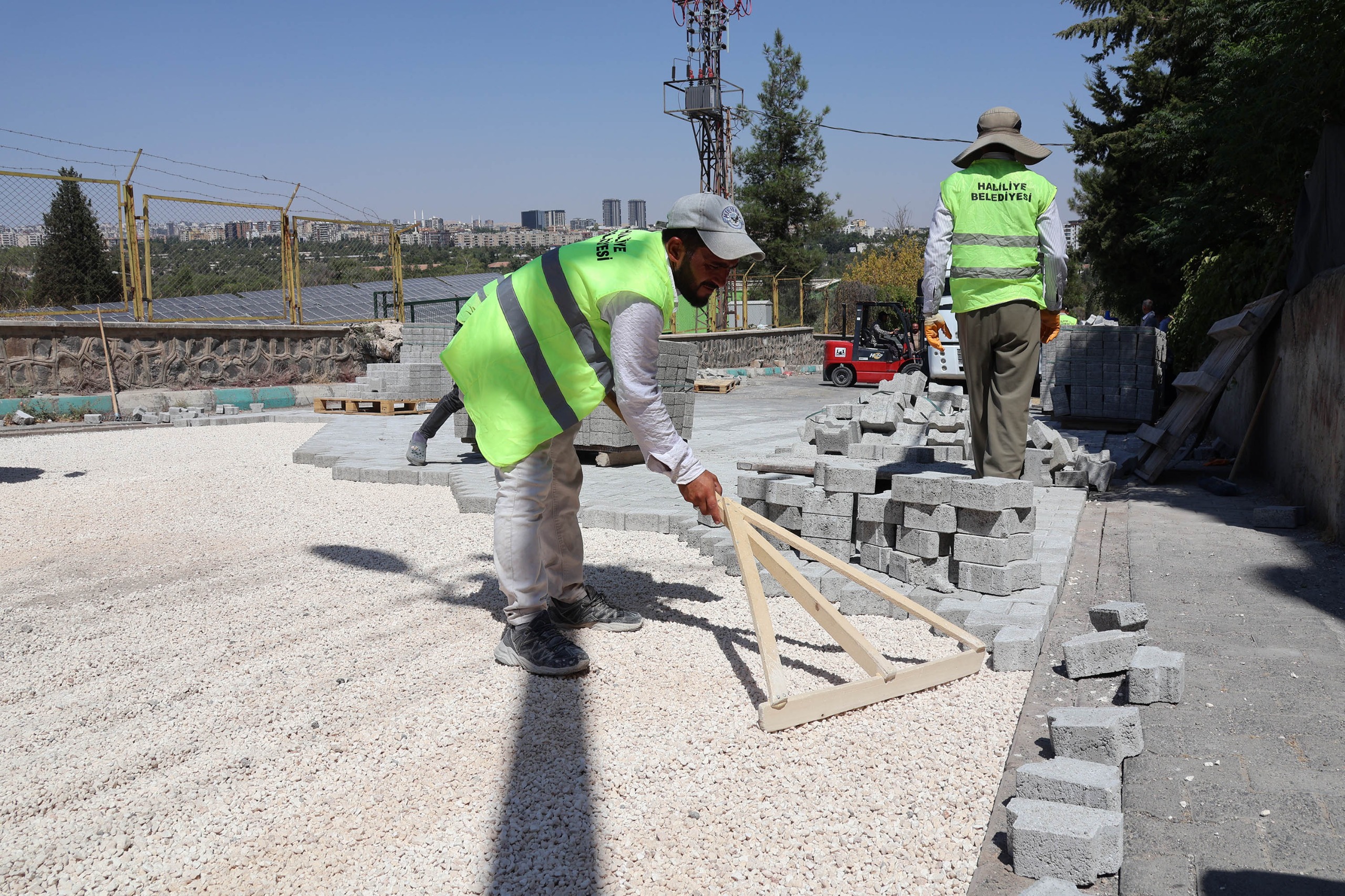 HALİLİYE’DE YOLLAR İÇİN 12 EKİPLİ ÇALIŞMA