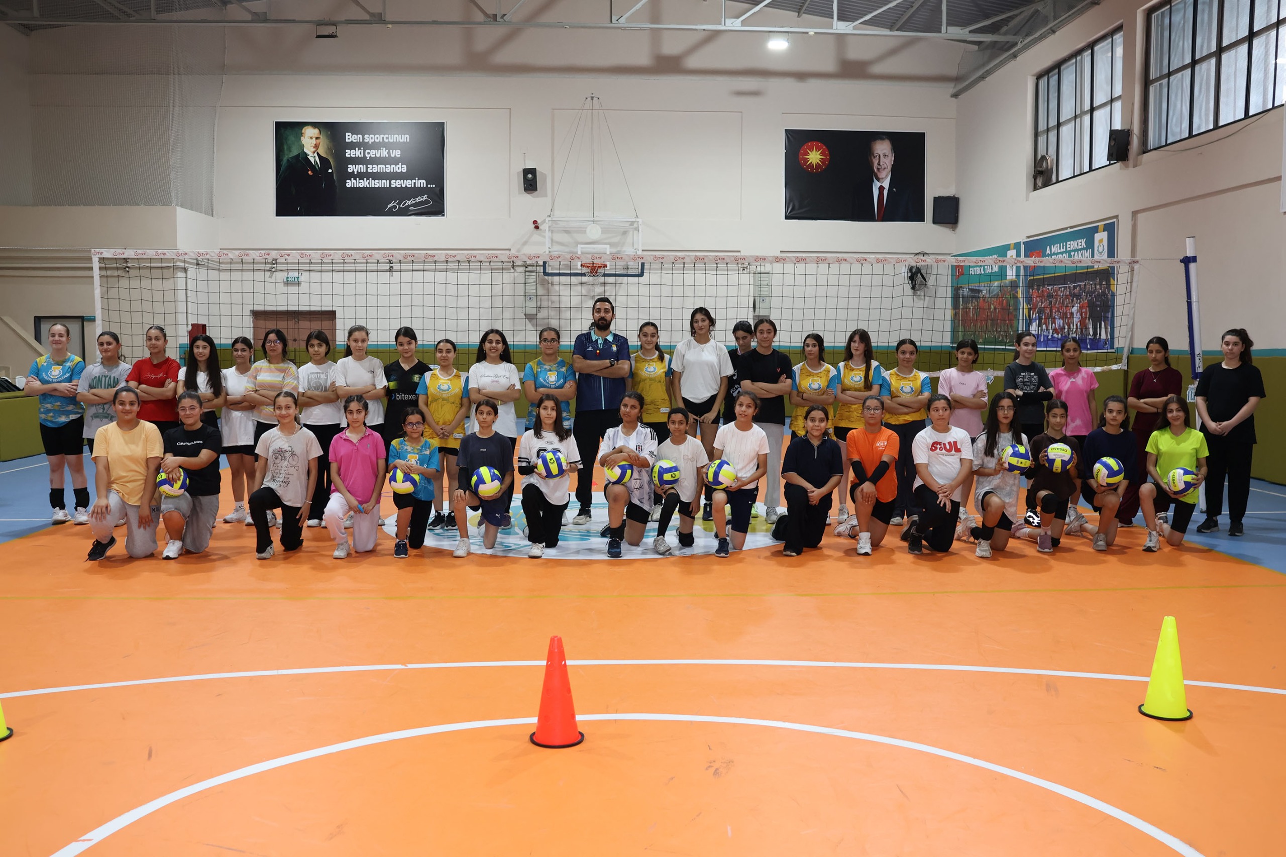 Haliliye’de Gençler Voleybol Kursunda Geleceğe Hazırlanıyor