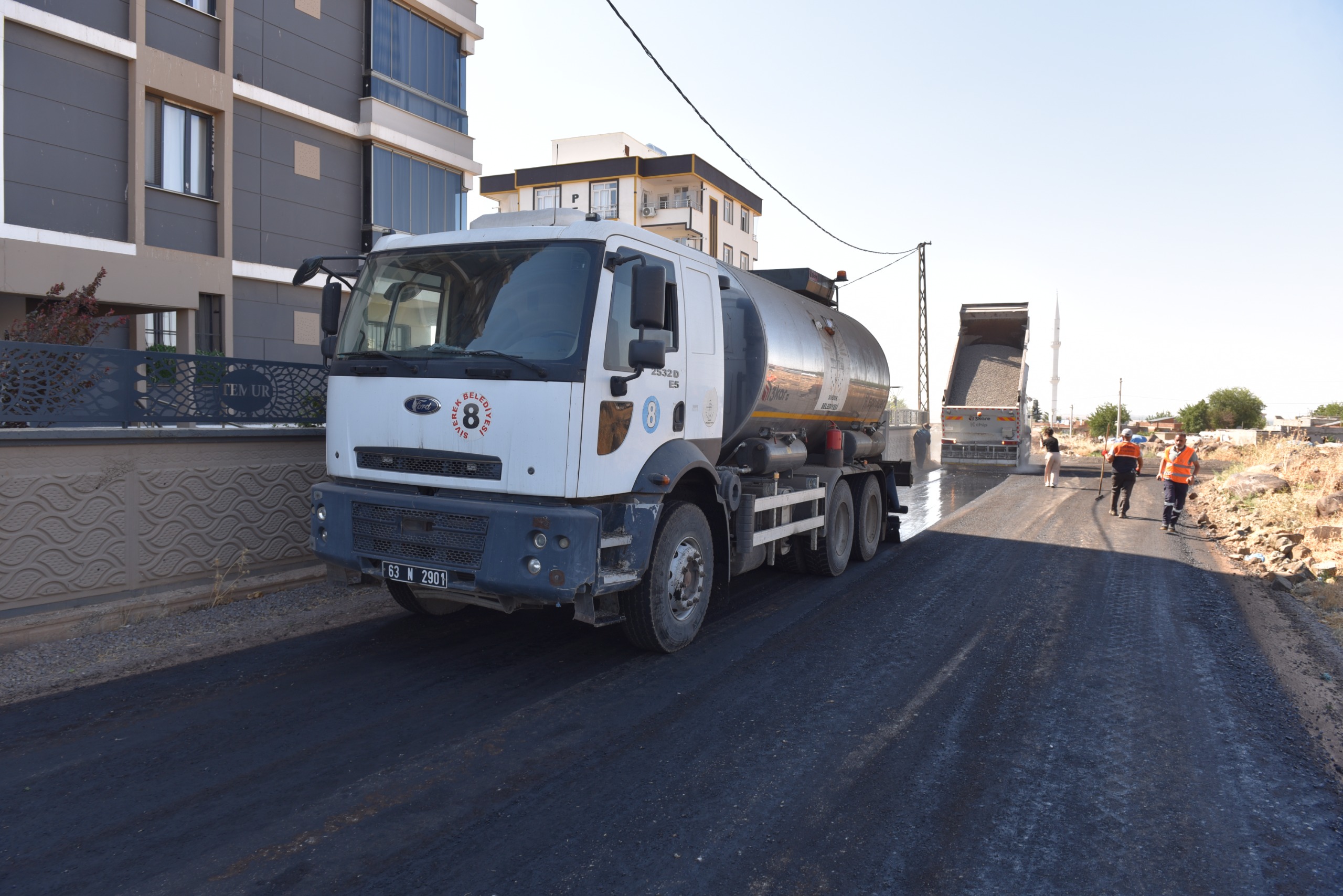 SİVEREK’TE YOL ÇALIŞMALARI HIZ KESMEDEN SÜRÜYOR