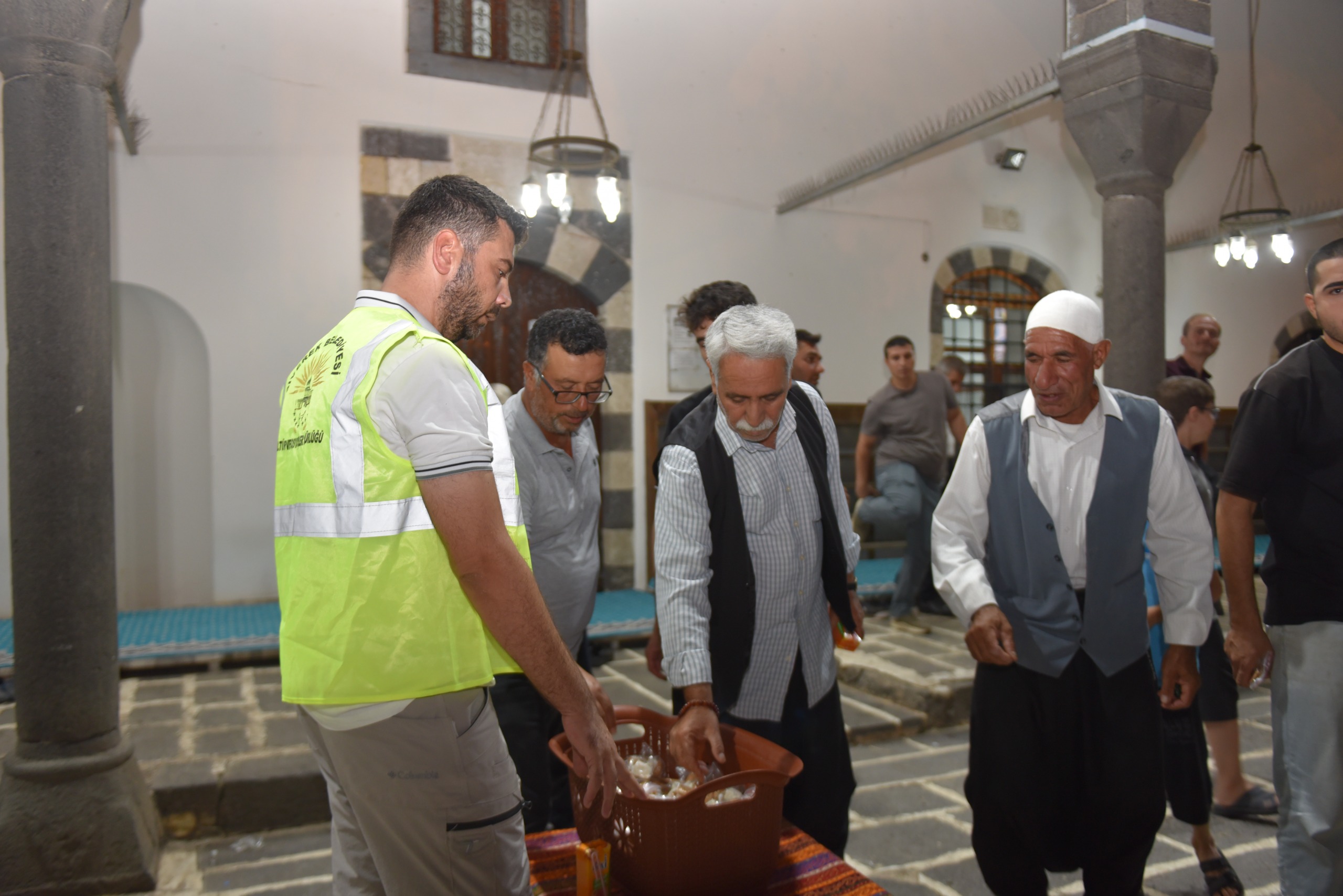 SİVEREK’TE MEVLİT KANDİLİ’NDE CAMİLERDE İKRAM YAPILDI