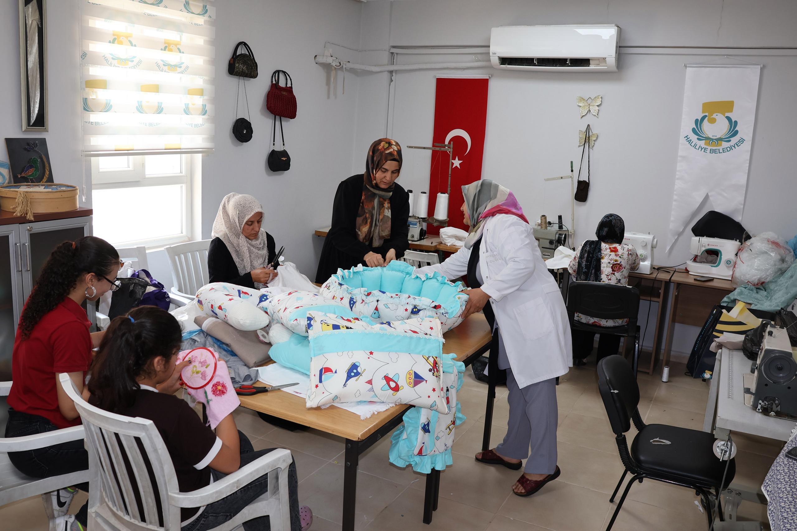 HALİLİYE MİLLET EVLERİ KADINLARIN MESLEK VE HOBİ MERKEZİ OLDU