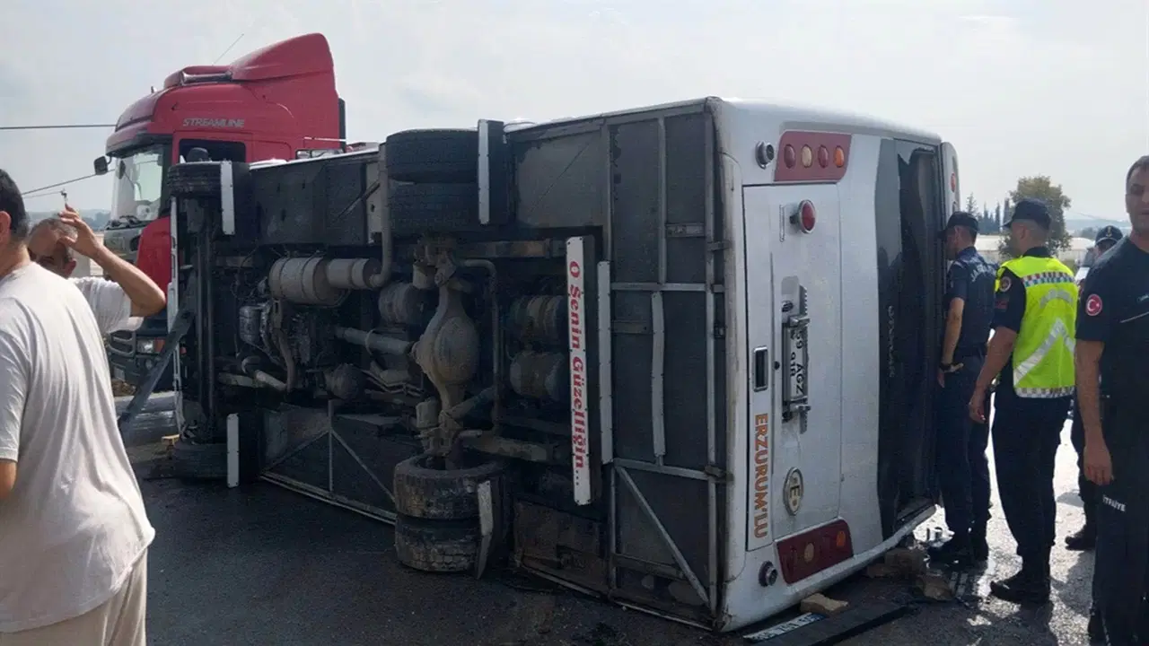SON DAKİKA | ANTALYA-ISPARTA KARAYOLUNDA YOLCU MİDİBÜSÜ DEVRİLDİ: 1’İ AĞIR 17 YARALI!