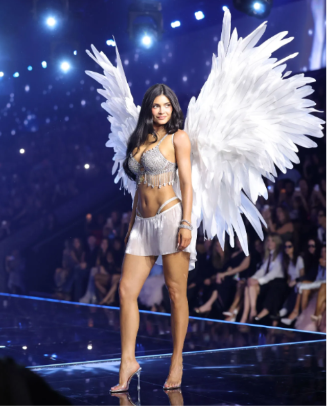 KYLIE JENNER VICTORIA’S SECRET MELEĞİ OLDU! GİYDİĞİ SÜTYENİN FİYATI DUDAK UÇUKLATTI