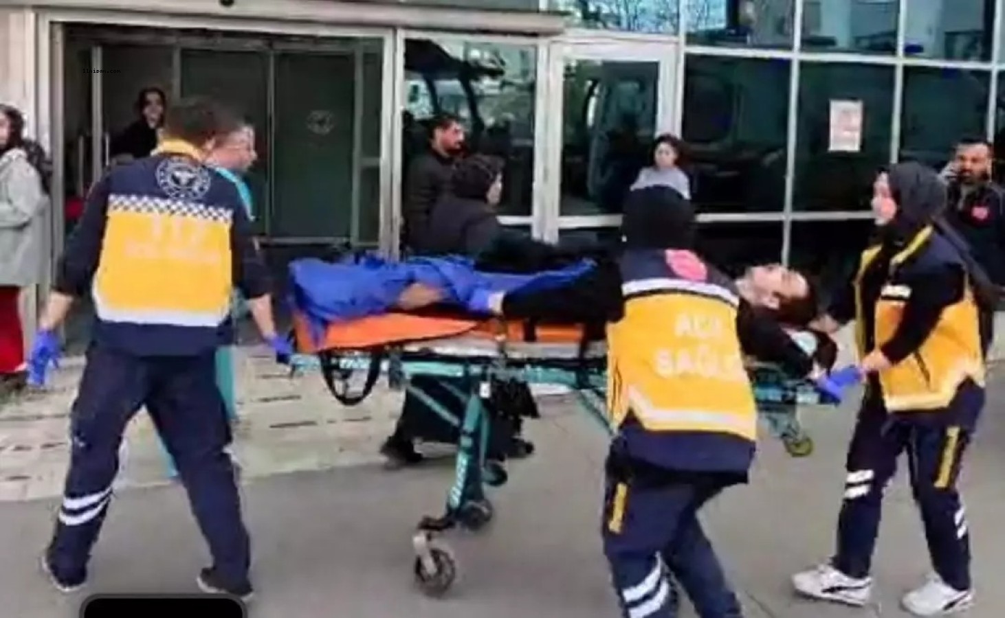 Evinde karşılaştığı adamı ve karısını bıçakladı! Korkunç olay...
