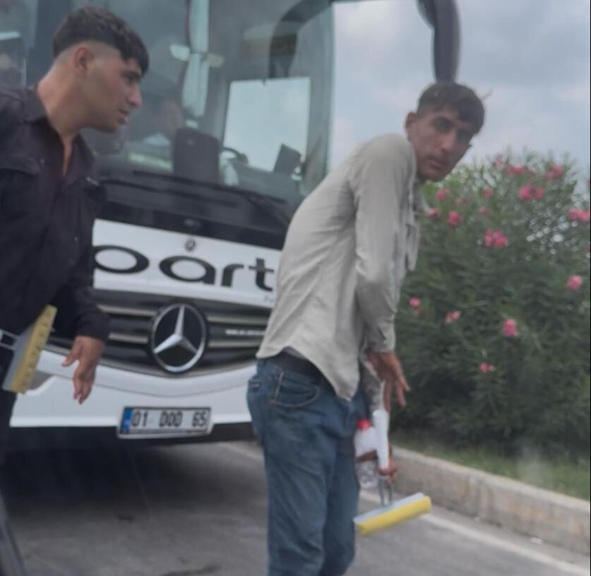 ADANA'DA TRAFİKTE ZORLA CAM SİLEN ŞAHISLAR, SÜRÜCÜLERİN KABUSU HALİNE GELDİ!