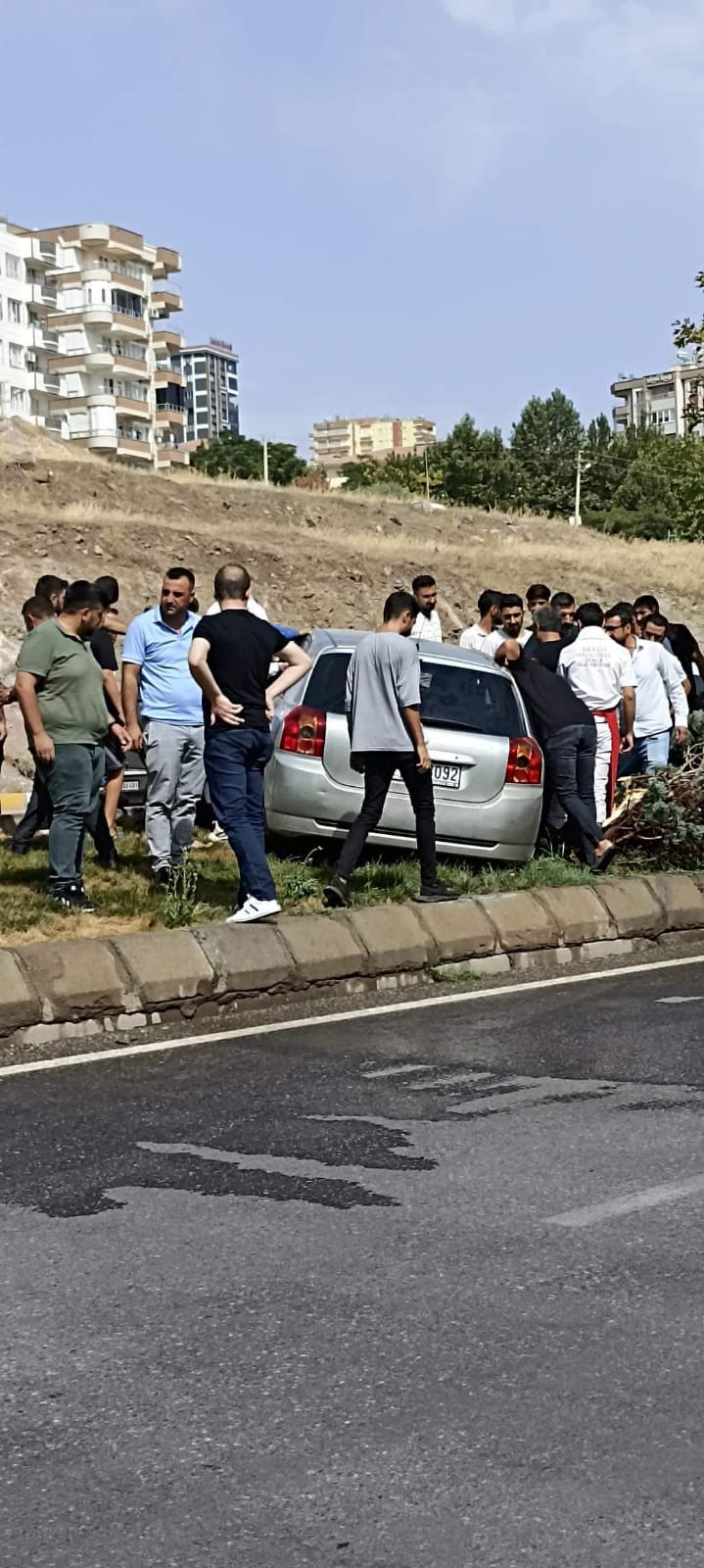 Urfa'da yayaya çarpmamak için orta refüje çıktı