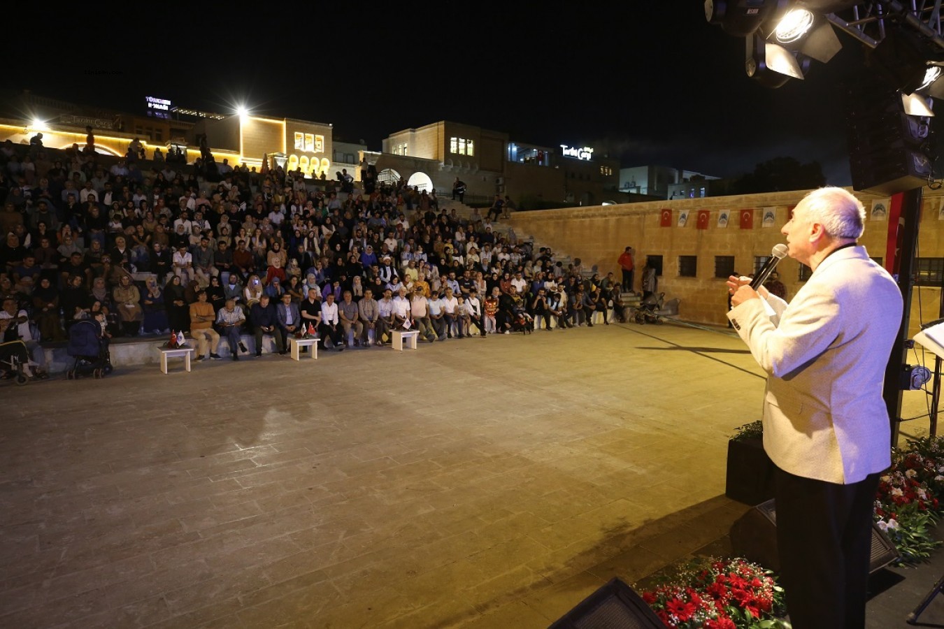 Nurullah Genç şiirlerini Urfalılar için okudu;