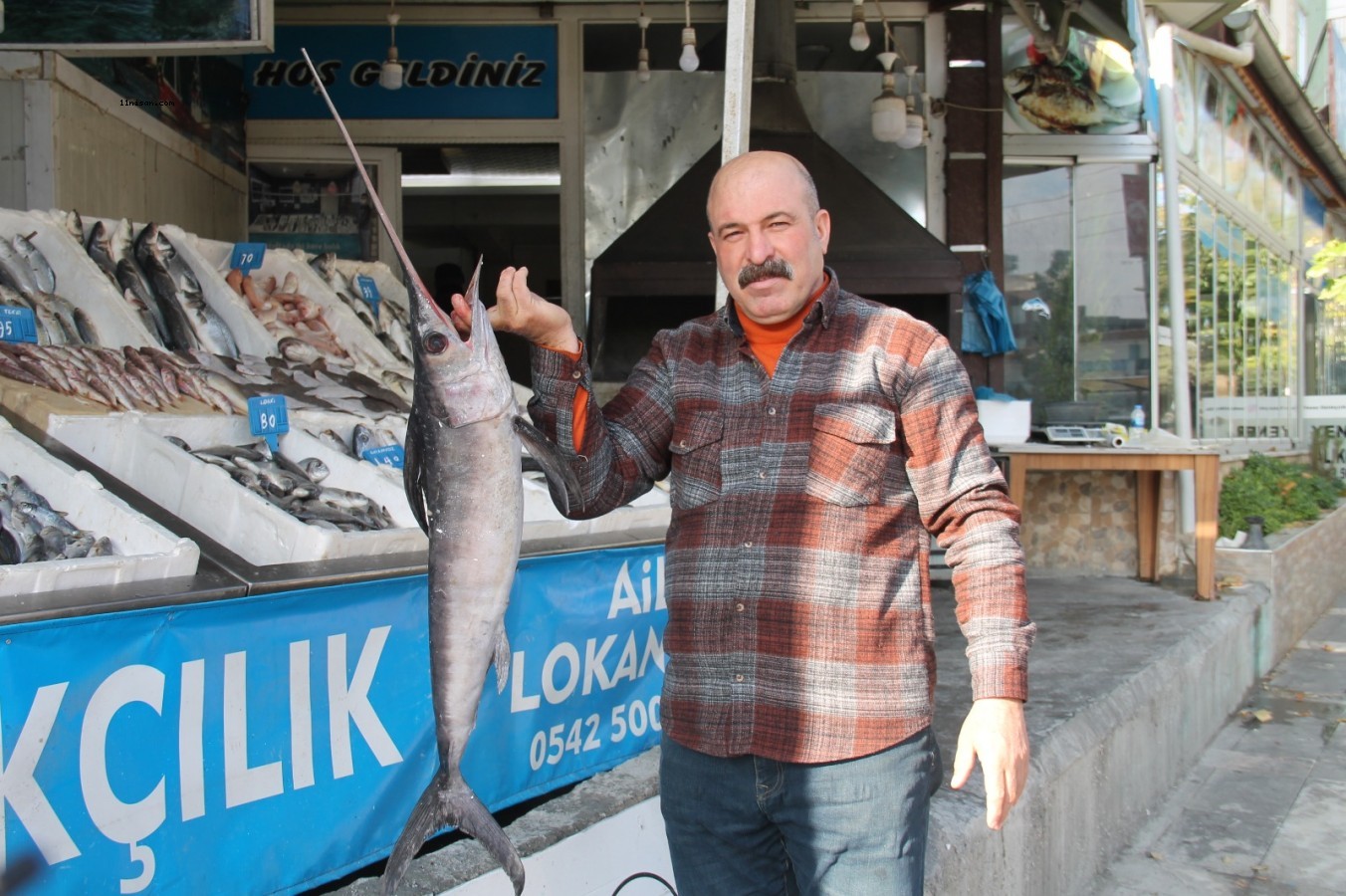 Hamsinin fiyatı tavan yaptı: Tezgahtaki etiketi gören bir daha bakıyor;