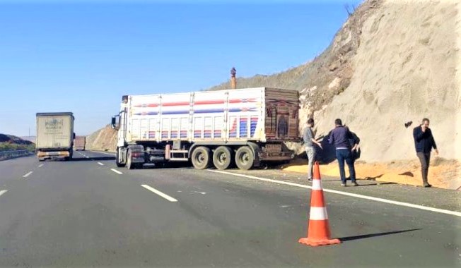 Şanlıurfa’da tır devrildi!;