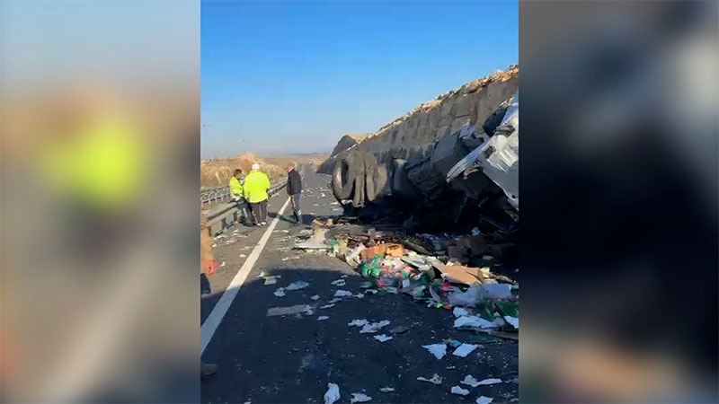 Şanlıurfa’da gıda yüklü tır devrildi;