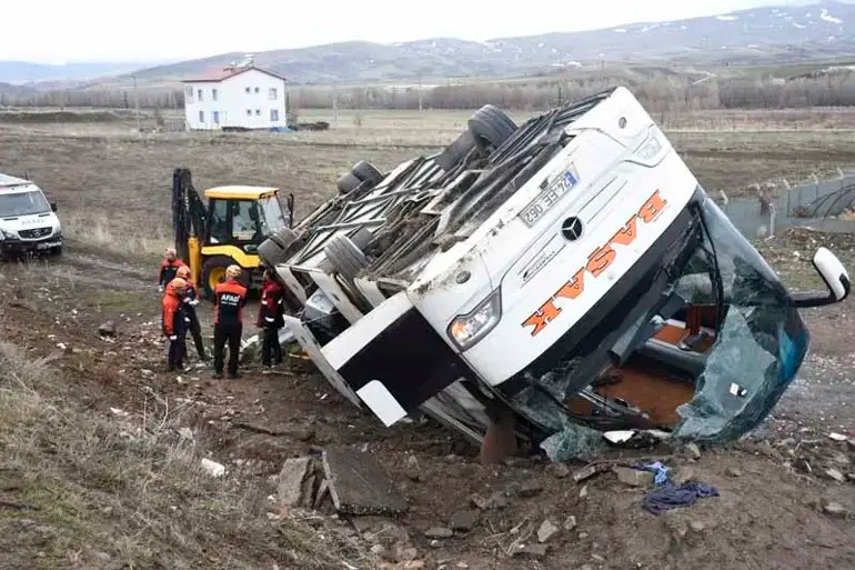 Sivas’ta yolcu otobüsü devrildi; 2 ölü, 23 yaralı;