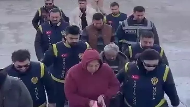 7 yıl önce çöp konteynerinde ölü bulunan bebeğin anne ve babası cinayetten tutuklandı