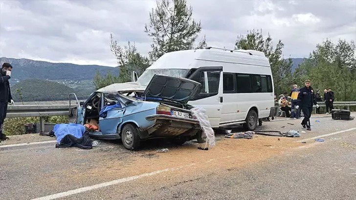 Adana'da otomobil ile minibüs çarpıştı; aynı aileden 5 kişi öldü, 10 yaralı;