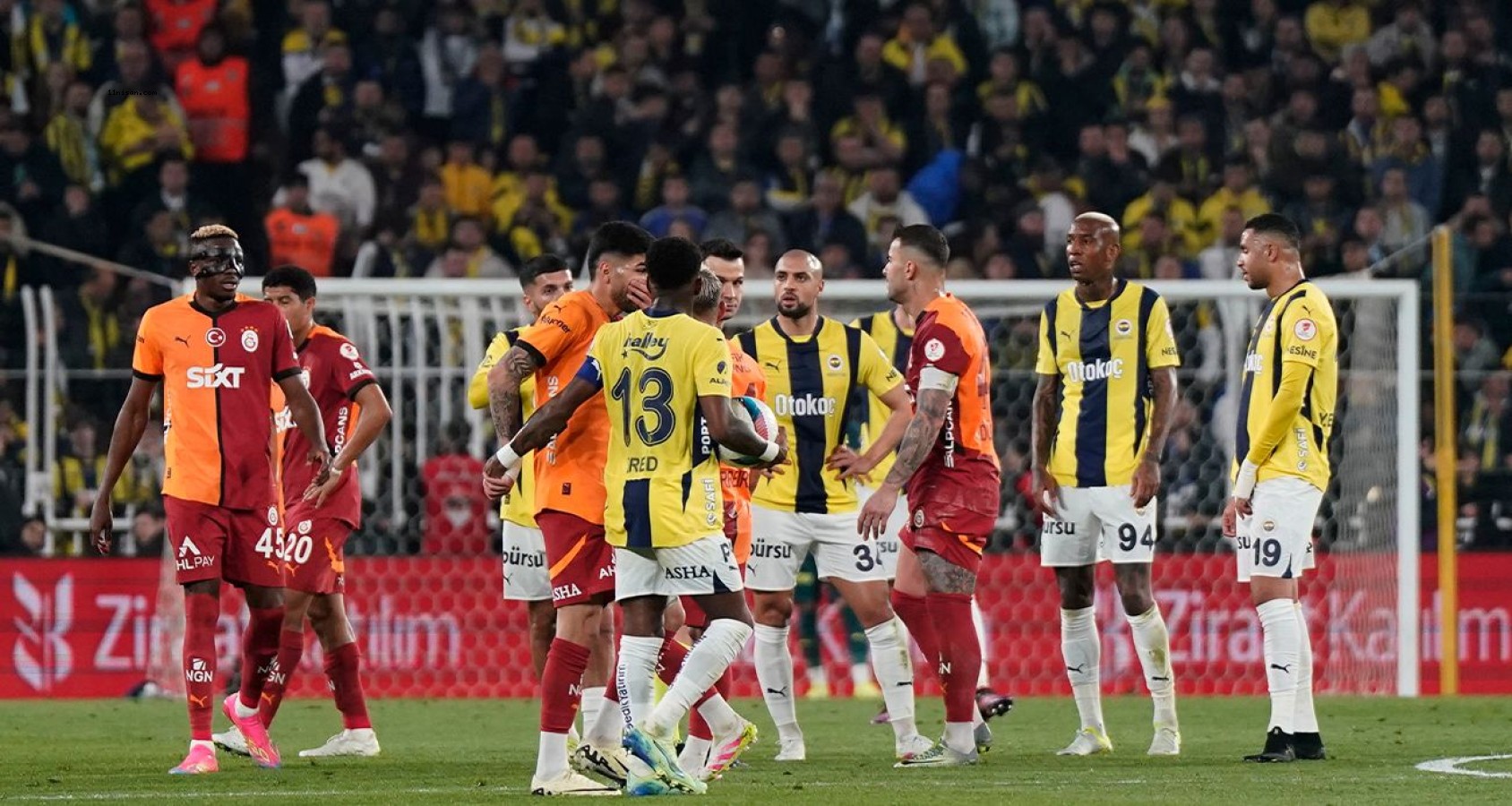 Kadıköy'de Osimhen şov! Galatasaray, Fenerbahçe'yi geçerek yarı finale yükseldi;