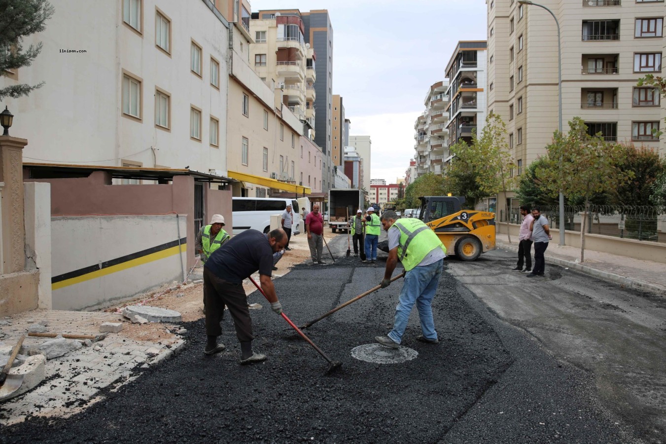 Akpiyar’da yollara sıcak asfaltla dökülüyor;