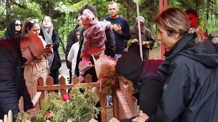 Sevenleri, Volkan Konak'ın mezarına akın etti;