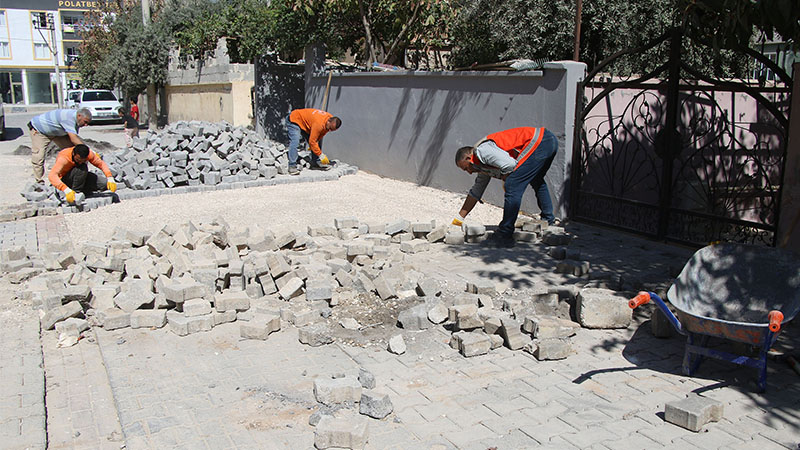 Haliliye'de deforme olan kilitli beton parke taşları onarılıyor;