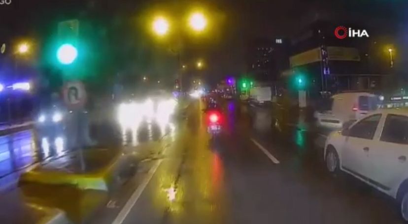 Ataşehir’de aracın 2 yayaya çarptığı an kamerada