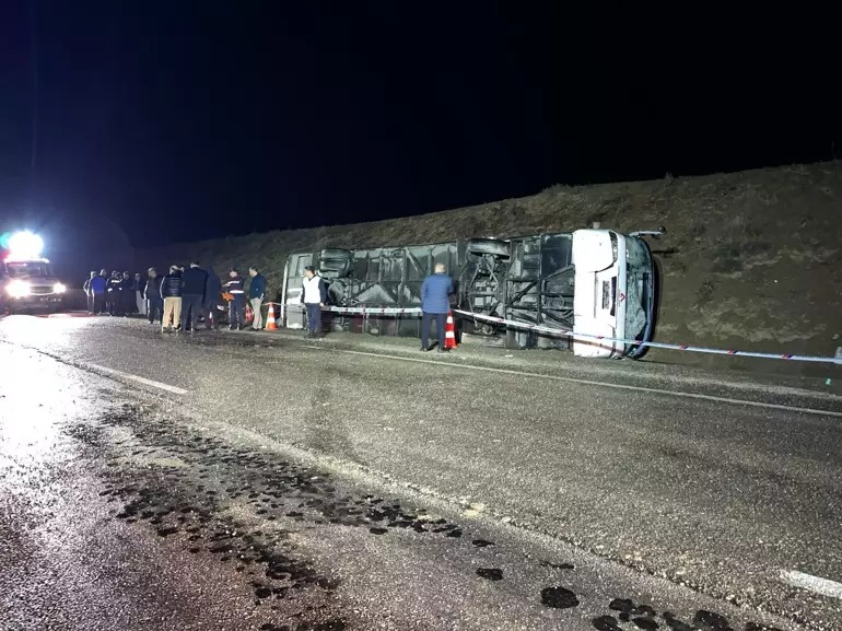 Çankırı'da işçilerin taşındığı servis otobüsü yol kenarına devrildi; 23 yaralı;