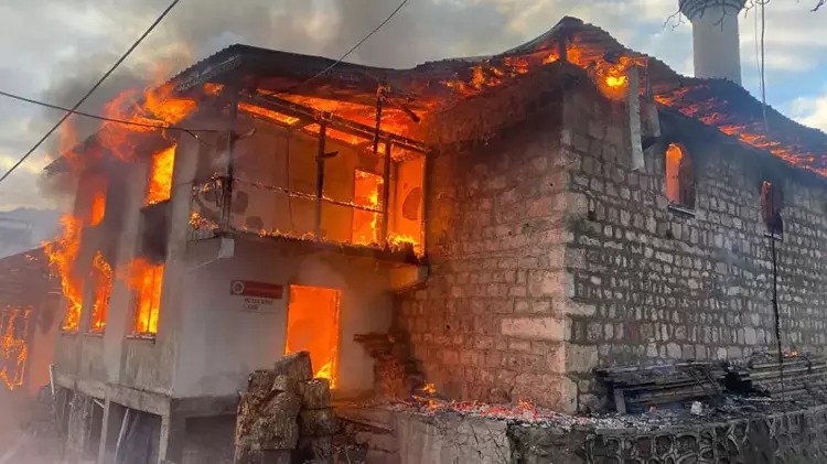 Artvin’de 4 ev, cami ve lojman yandı;