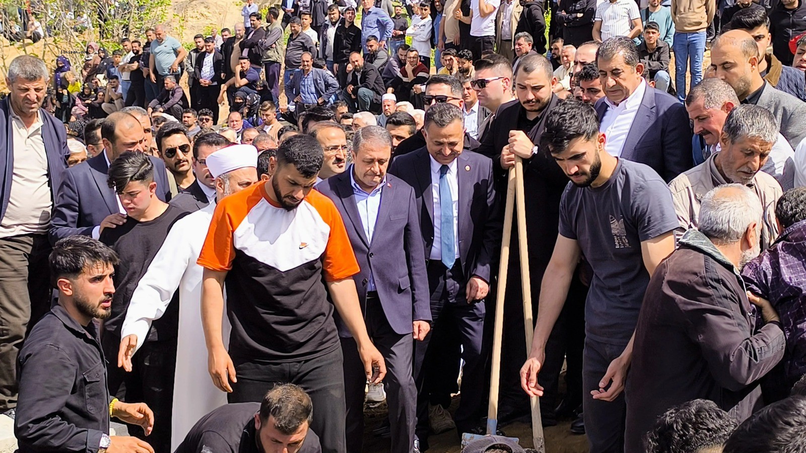 Şanlıurfa Ceylanpınar’da Göçükte Hayatını Kaybeden İşçiler Toprağa Verildi;