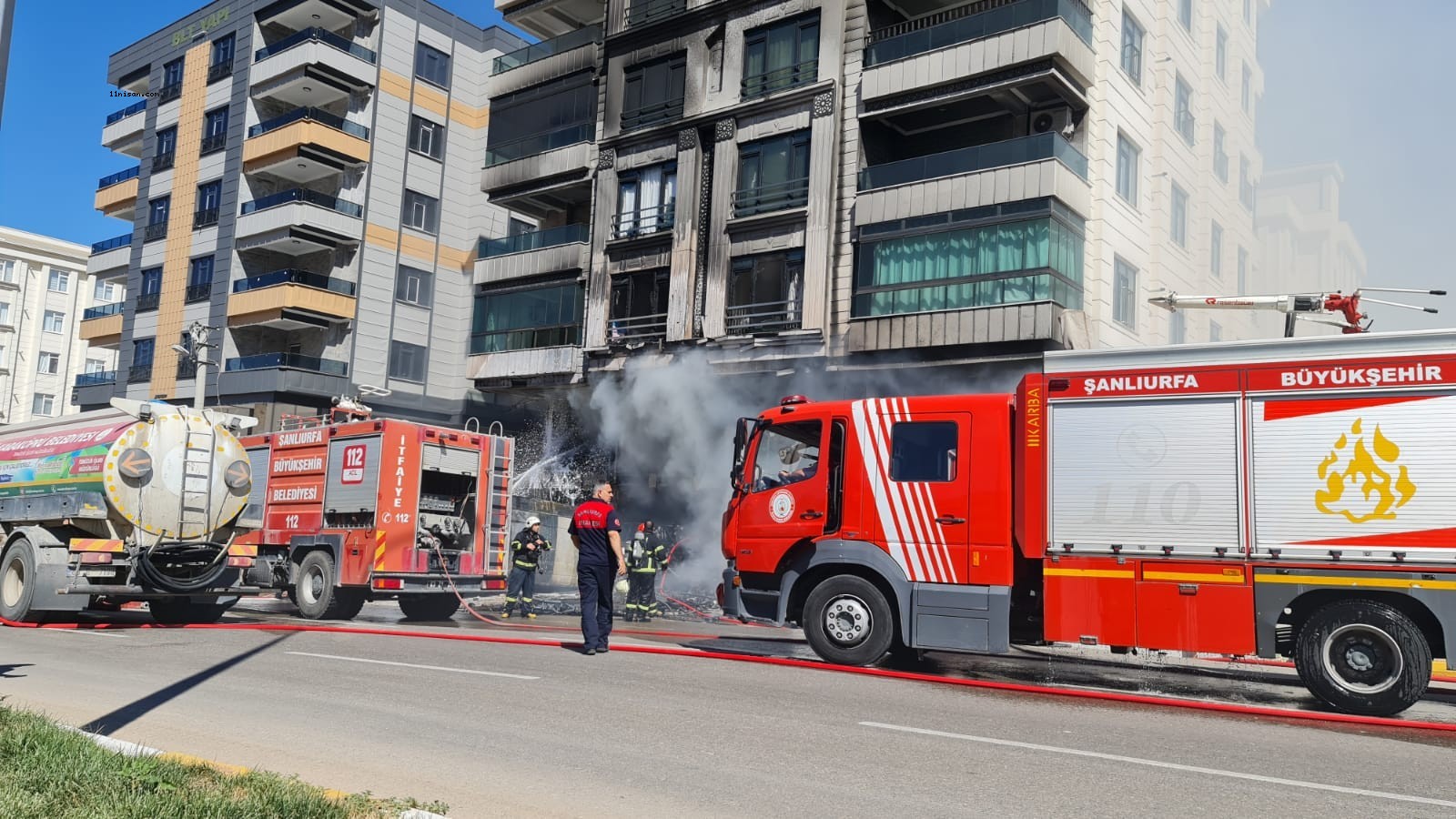 Karaköprü'de inşaat malzemeleri satan iş yerinde yangın